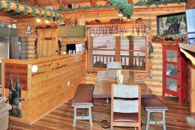 Creekside Lodge dining area