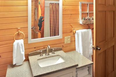 Creekside Lodge upper level bathroom 2 vanity