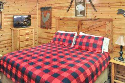 Creekside Lodge lower level bedroom 3 with 27-inch flat screen TV
