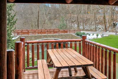 Creekside Lodge main level covered deck with picnic table