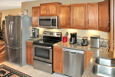 Bear Run fully furnished kitchen with stainless steel appliances and granite countertops
