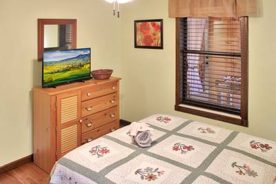 Bear Run bedroom 1 with 32-inch flat screen TV