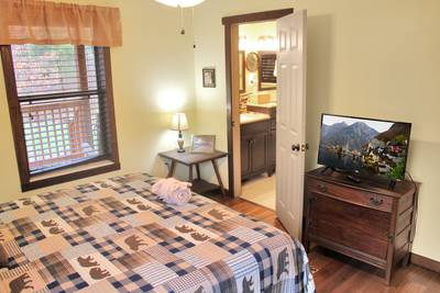 Bear Run bedroom 2 with 32-inch flat screen tv