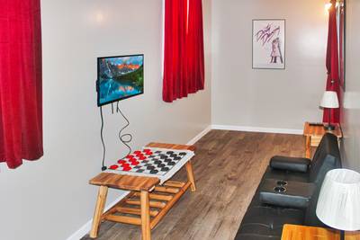 Rustic Acres bonus room with 32-inch flat screen TV