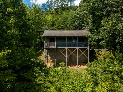 Lone Pine Lodge covered back deck