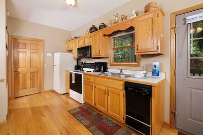 Lone Pine Lodge fully furnished kitchen