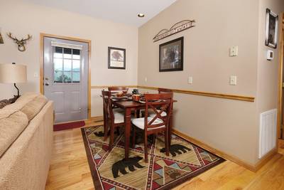 Lone Pine Lodge dining area for four