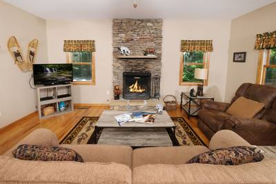 Lone Pine Lodge living room