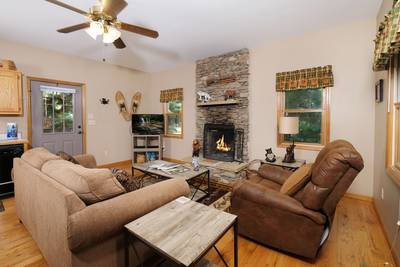 Lone Pine Lodge living room with flat screen TV