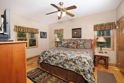 Lone Pine Lodge bedroom with king size bed