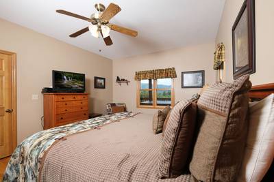 Lone Pine Lodge bedroom with 36-inch flat screen TV