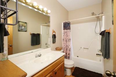 Lone Pine Lodge bedroom with tub/shower combo