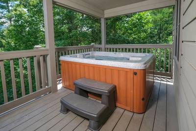 Lone Pine Lodge covered back deck with hot tub
