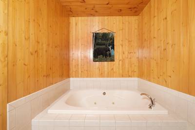 Bearfootin whirlpool tub