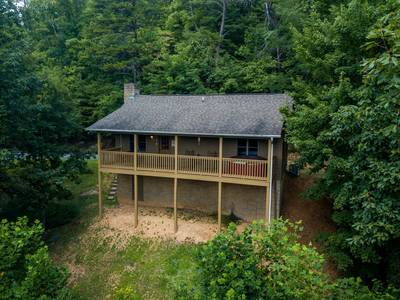 Nestled Inn covered back deck with hot tub