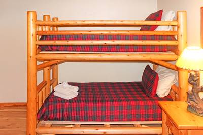 A Beary Good Time lower level twin bunk beds