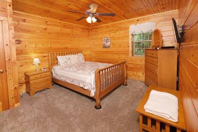 Angels View lower level bedroom 3 queen size bed