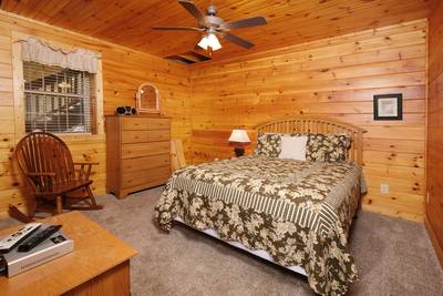 Angels View lower level bedroom 4 queen size bed