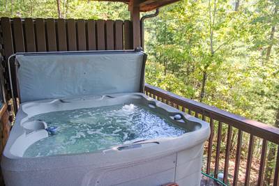 A Beary Good Time main level deck hot tub
