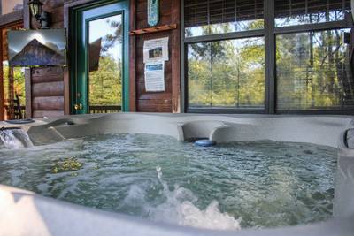A Beary Good Time main level deck with hot tub and TV
