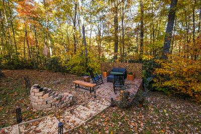 Bearfoots Cozy Cabin lower level yard deck with fire pit