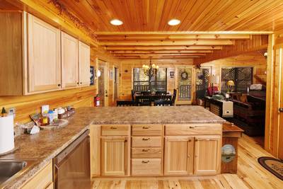 Bearfoots Cozy Cabin fully furnished kitchen and dining area