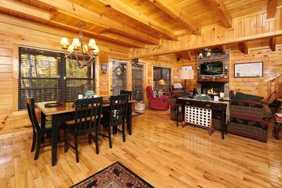 Bearfoots Cozy Cabin dining area and living room