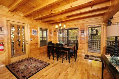 Bearfoots Cozy Cabin dining area