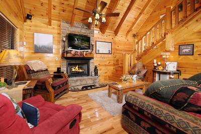 Bearfoots Cozy Cabin living room with gas fireplace
