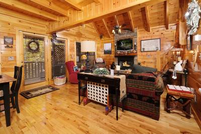Bearfoots Cozy Cabin living room and dining area