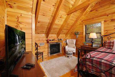 Bearfoots Cozy Cabin upper level bedroom 2