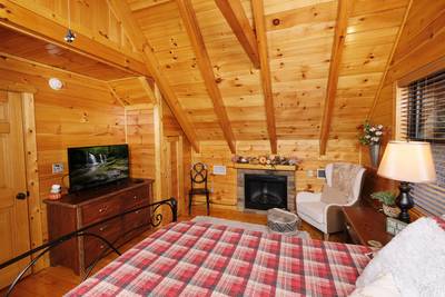 Bearfoots Cozy Cabin upper level bedroom 2 with 50-inch flat screen TV