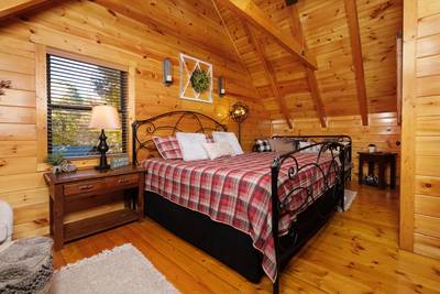 Bearfoots Cozy Cabin upper level bedroom 2 with king size bed