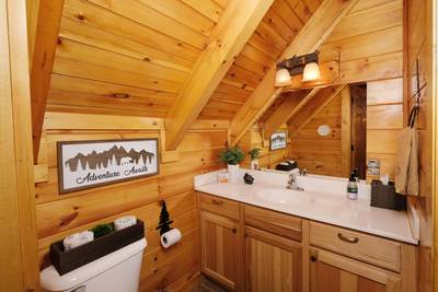 Bearfoots Cozy Cabin upper level bathroom 2