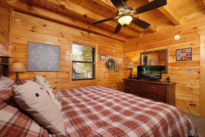 Bearfoots Cozy Cabin main level bedroom 1