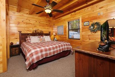 Bearfoots Cozy Cabin main level bedroom 1 with king size bed