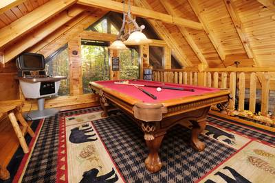 Bearfoots Cozy Cabin upper level loft game room