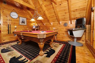 Bearfoots Cozy Cabin upper level loft game room