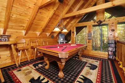 Bearfoots Cozy Cabin upper level loft game room