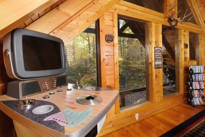 Bearfoots Cozy Cabin upper level loft game room bowling machine