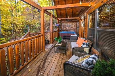 Bearfoots Cozy Cabin main level wraparound deck with hot tub