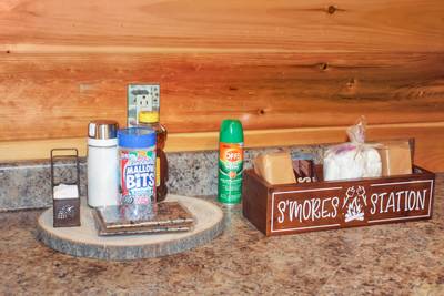 Bearfoots Cozy Cabin s'mores station