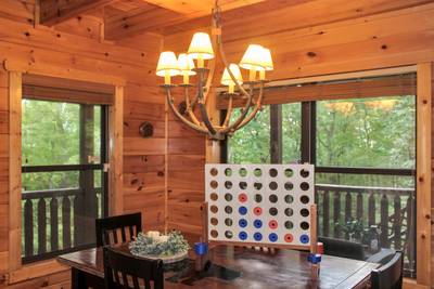 Bearfoots Cozy Cabin dining area with connect 4 game