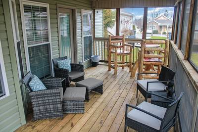 Wolff Lodge screened-in back deck