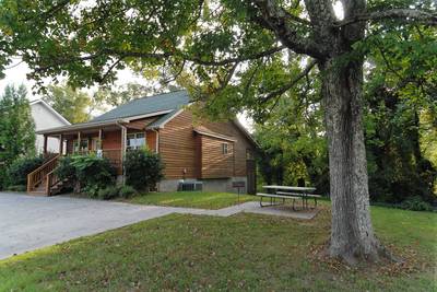 Whispering River chalet and picnic table