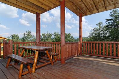 A Cabin of Dreams wrap around deck with picnic table