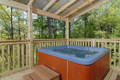 Cozy Bear Escape hot tub