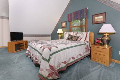 Blackberry Ridge upper level bedroom with queen size bed
