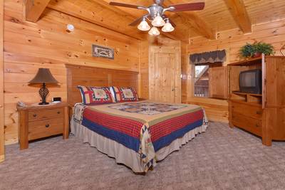 One bedroom Cabin Rental that features a King Size Bed in the Master Suite
