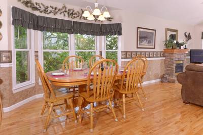 Pigeon Forge Cabin Dinning Room Area